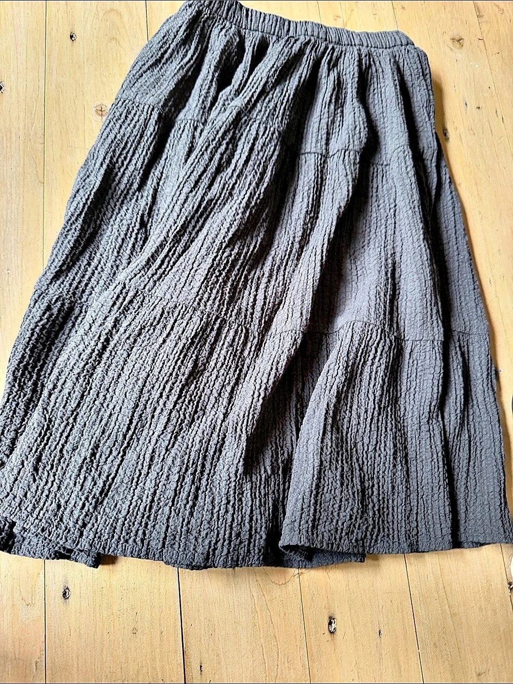 H&M Crinkle Midi Skirt in Black Size 8 Like New